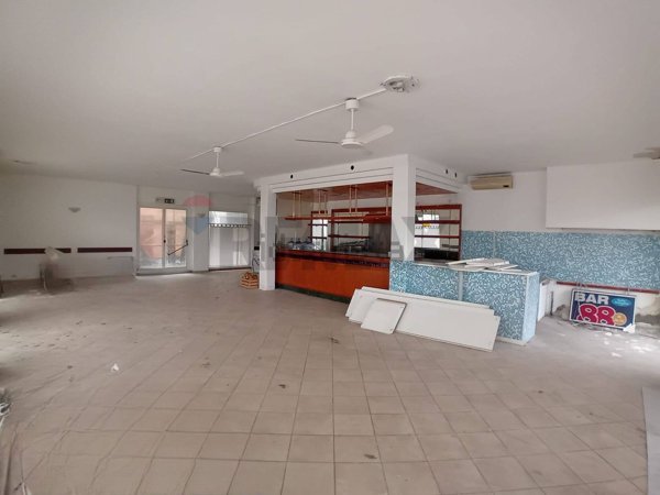 negozio in vendita a Ravenna in zona Lido Adriano