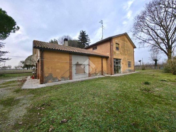 casa indipendente in vendita a Ravenna in zona Mezzano