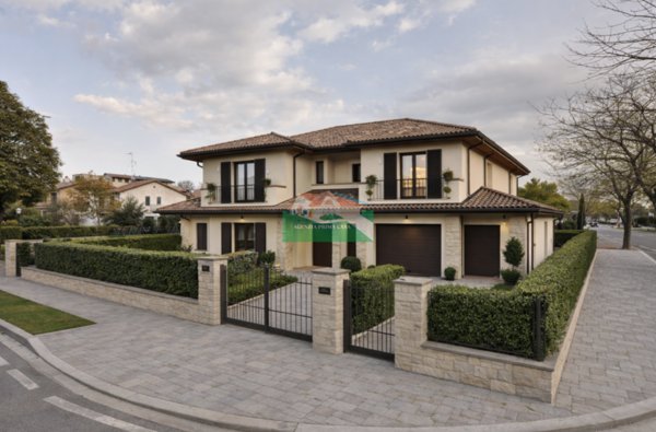 casa indipendente in vendita a Ravenna in zona Classe