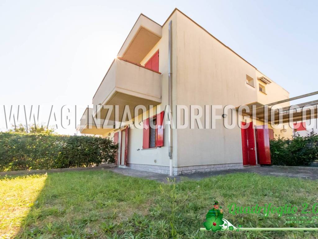 casa indipendente in vendita a Ravenna in zona Lido Adriano