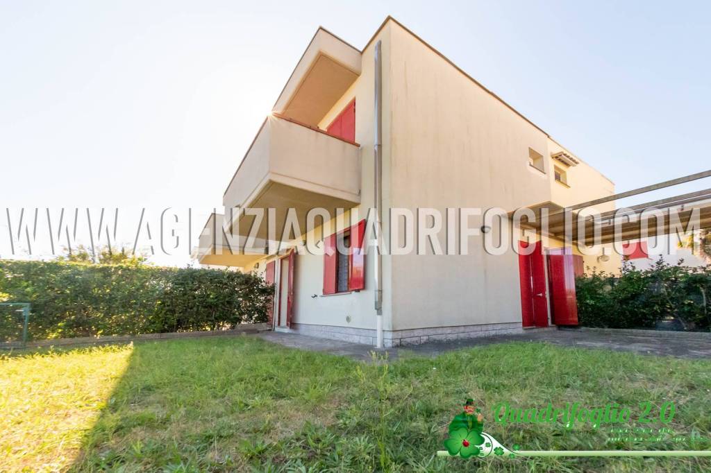 casa indipendente in vendita a Ravenna in zona Lido Adriano