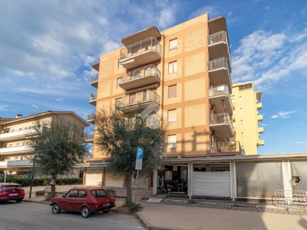 locale commerciale in vendita a Ravenna in zona Centro Storico