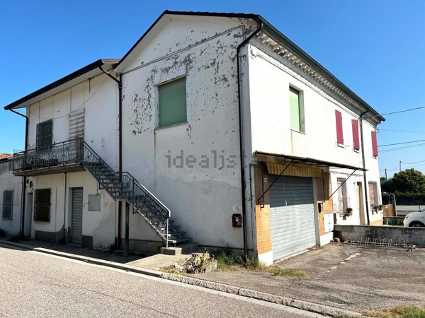 negozio in vendita a Ravenna in zona Savarna / Conventello
