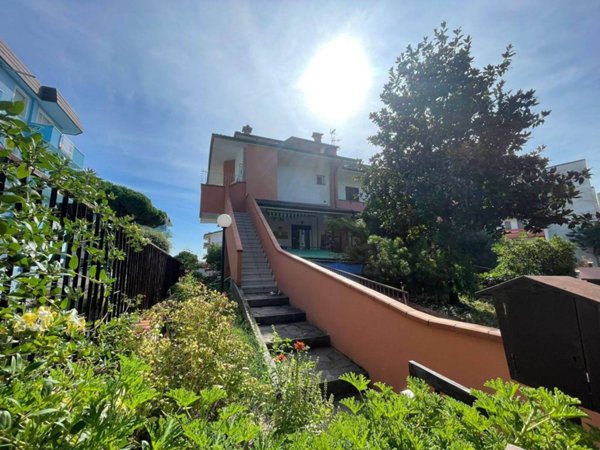 casa indipendente in vendita a Ravenna in zona Lido Adriano