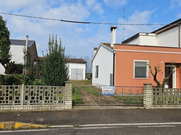 casa indipendente in vendita a Ravenna in zona Savarna / Conventello