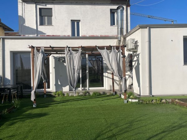 casa indipendente in vendita a Ravenna in zona Porto Fuori