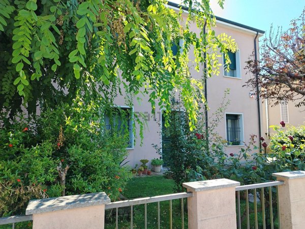 casa indipendente in vendita a Ravenna in zona Mezzano