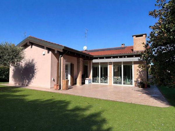casa indipendente in vendita a Ravenna in zona Classe