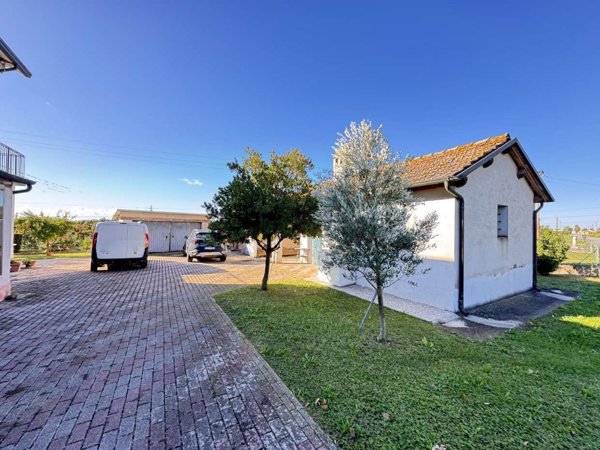 casa indipendente in vendita a Ravenna in zona Savarna / Conventello