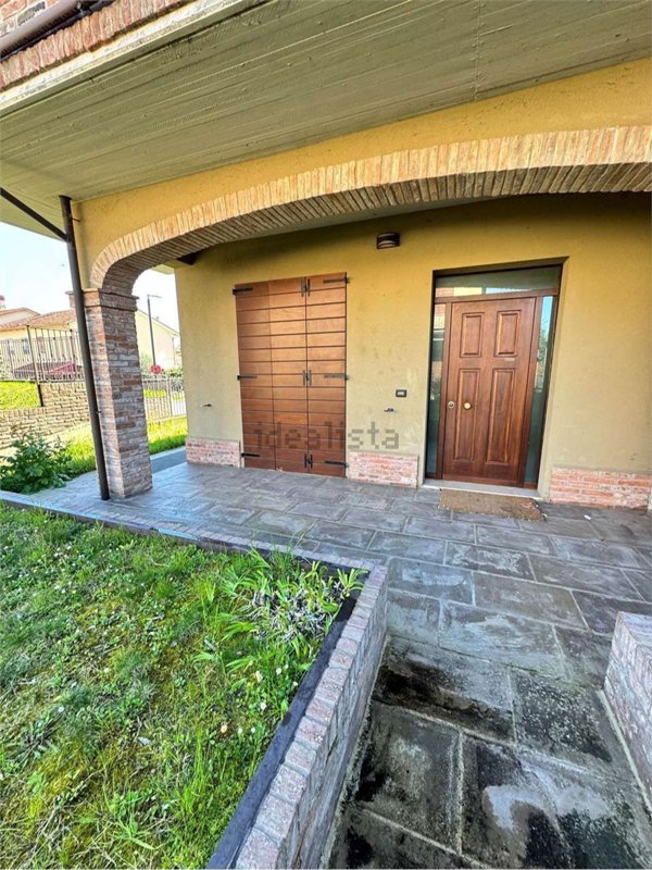 casa indipendente in vendita a Ravenna in zona Mezzano