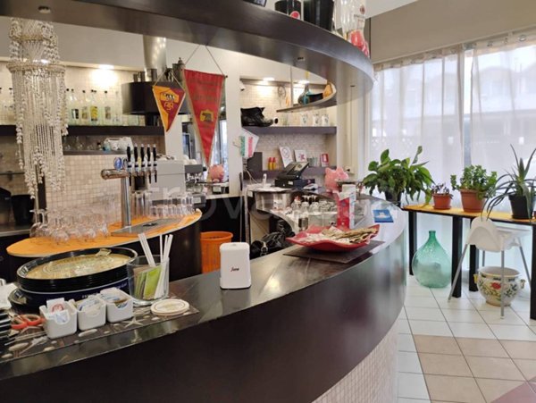 negozio in vendita a Ravenna in zona Lido Adriano