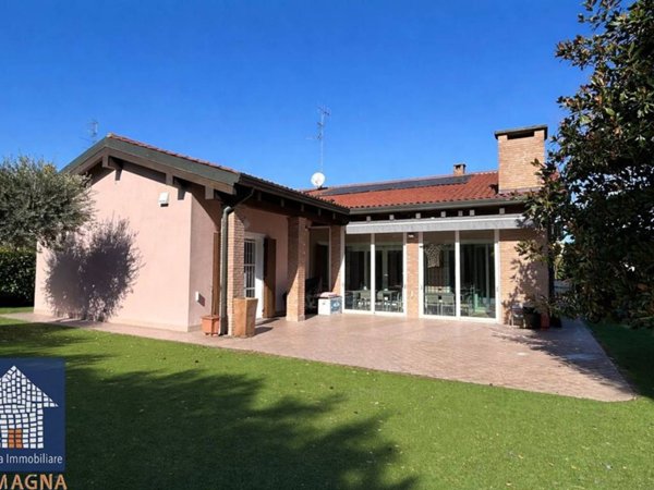 casa indipendente in vendita a Ravenna in zona Classe