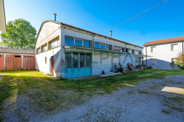 locale commerciale in vendita a Ravenna in zona Castiglione di Ravenna