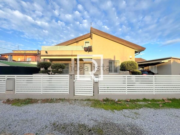 casa indipendente in vendita a Ravenna in zona Castiglione di Ravenna