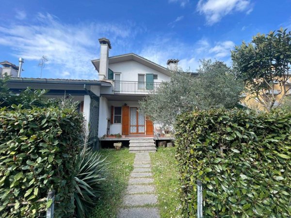 casa indipendente in vendita a Ravenna in zona Lido Adriano