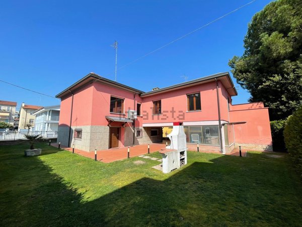 casa indipendente in vendita a Ravenna