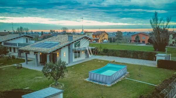 casa indipendente in vendita a Ravenna in zona Savarna / Conventello