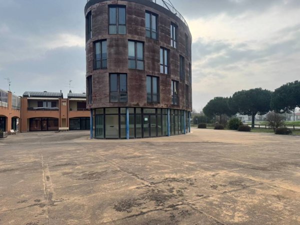locale commerciale in vendita a Ravenna in zona Casal Borsetti