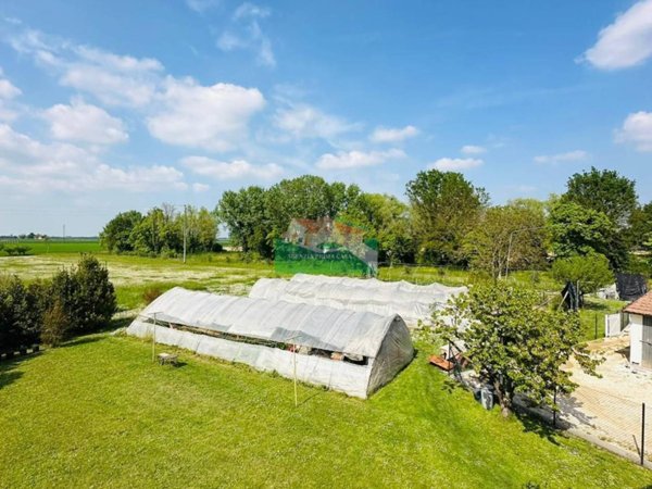casa indipendente in vendita a Ravenna in zona Longana