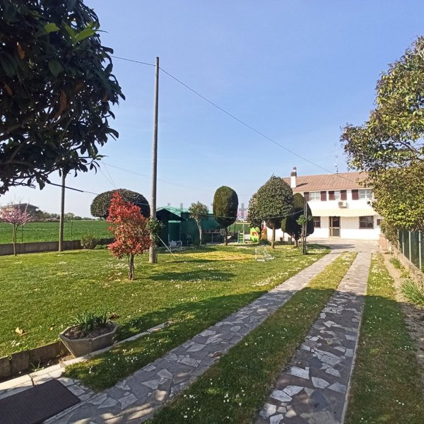 casa indipendente in vendita a Ravenna in zona Piangipane