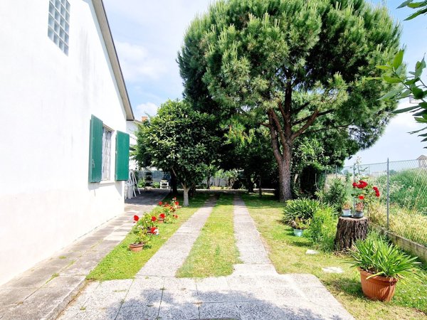 casa indipendente in vendita a Ravenna in zona Classe