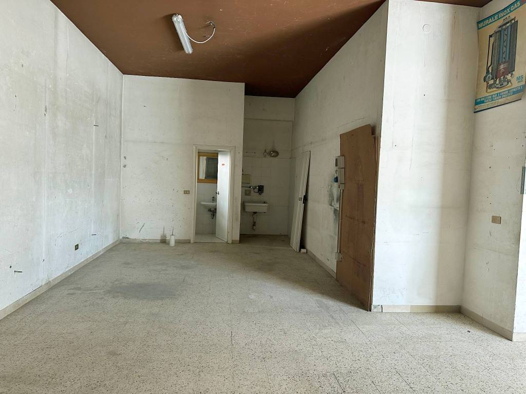 locale commerciale in vendita a Ravenna in zona Porto Fuori