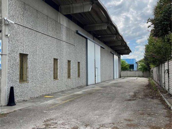locale commerciale in vendita a Ravenna in zona Punta Marina Terme
