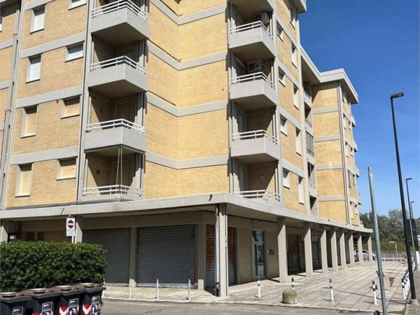 negozio in vendita a Ravenna in zona Lido Adriano