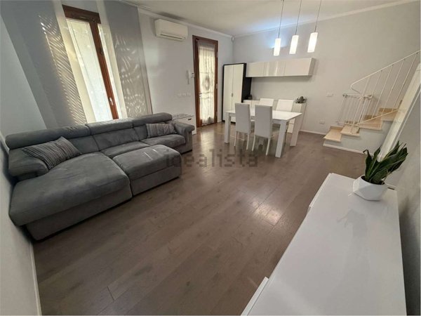casa indipendente in vendita a Ravenna in zona Mezzano