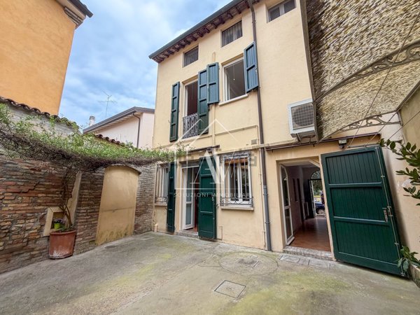 casa indipendente in vendita a Ravenna in zona Classe