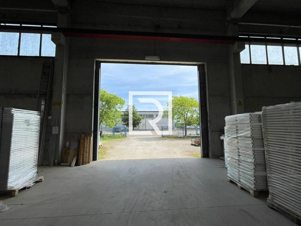 locale commerciale in vendita a Ravenna in zona Roncalceci
