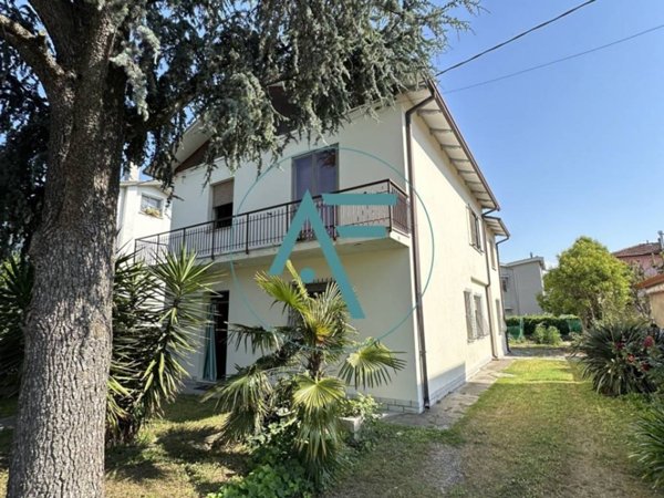 casa indipendente in vendita a Ravenna in zona Mezzano