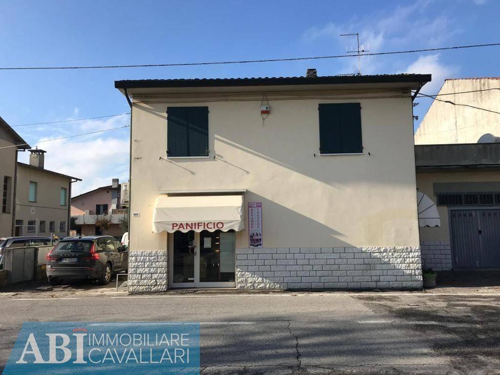 negozio in vendita a Ravenna in zona Santo Stefano