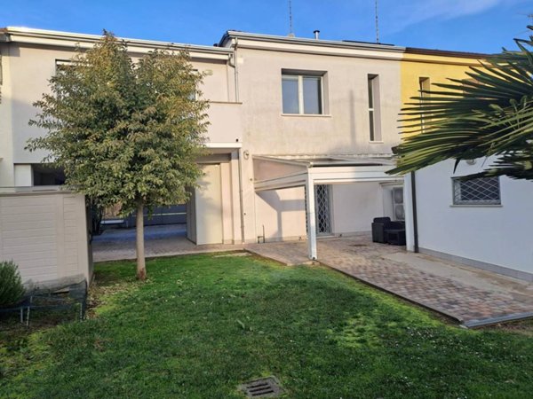 casa indipendente in vendita a Ravenna in zona Classe