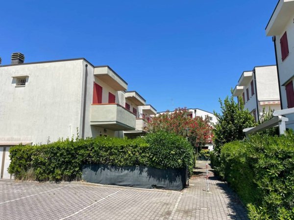 casa indipendente in vendita a Ravenna in zona Lido Adriano