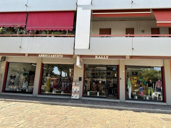 negozio in vendita a Ravenna in zona Lido Adriano