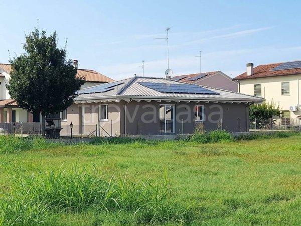 casa indipendente in vendita a Ravenna in zona Mezzano