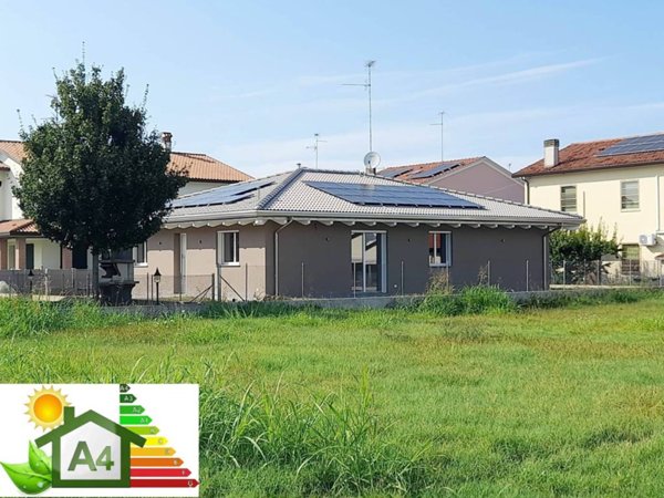 casa indipendente in vendita a Ravenna in zona Mezzano