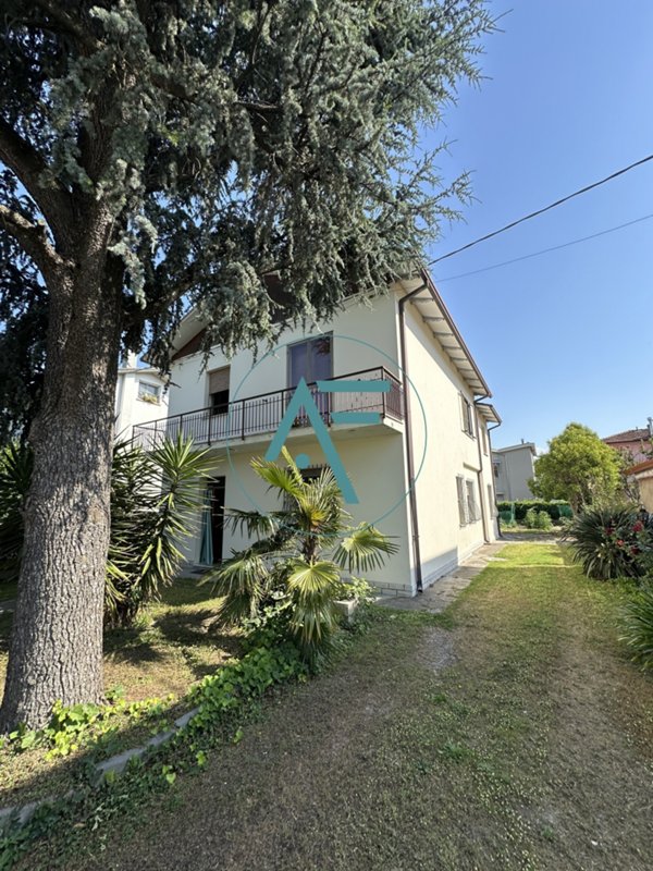 casa indipendente in vendita a Ravenna in zona Mezzano