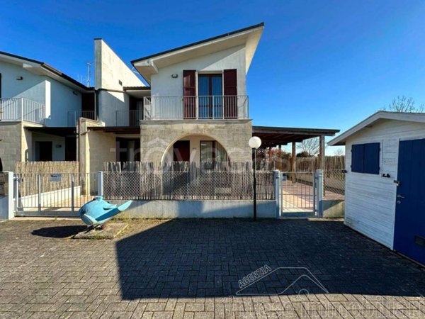 casa indipendente in vendita a Ravenna in zona Lido di Classe