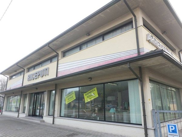 negozio in vendita a Ravenna in zona Porto Fuori