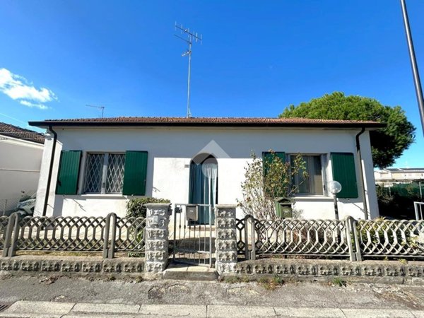 casa indipendente in vendita a Ravenna in zona Classe