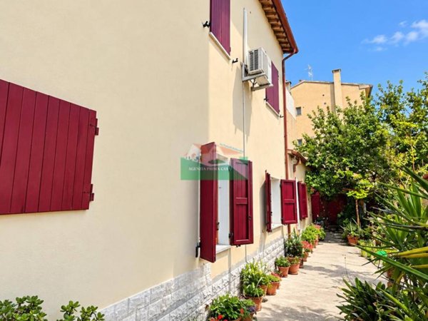 casa indipendente in vendita a Ravenna in zona Bastia / Borgo Pasna