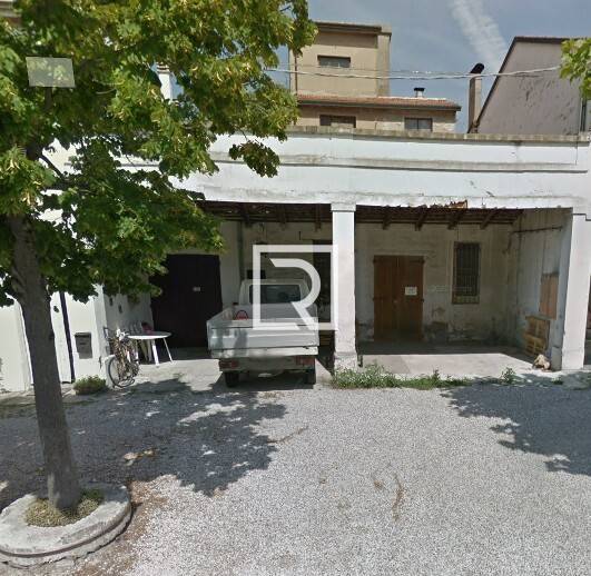 locale commerciale in vendita a Russi