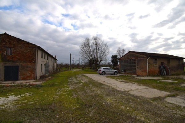 esavano in vendita a Russi