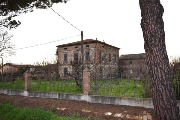 esavano in vendita a Russi