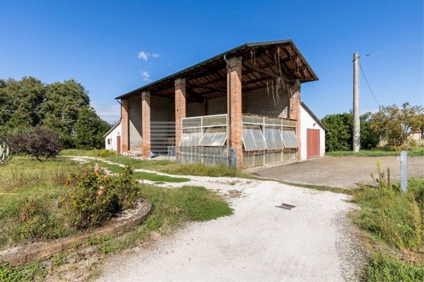 locale di sgombero in vendita a Solarolo