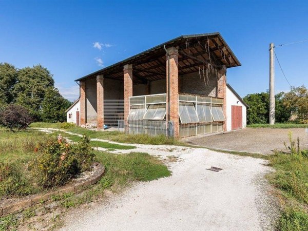 locale commerciale in vendita a Solarolo