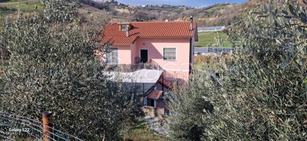 casa indipendente in vendita a Borghi