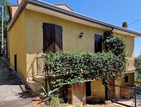 casa indipendente in vendita a Borghi